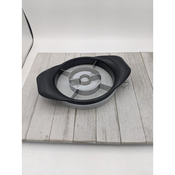 Pampered Chef Pineapple Wedger Corer Cutter Slicer 2416 W/ Blade Guard Cover - Picture 1 of 4